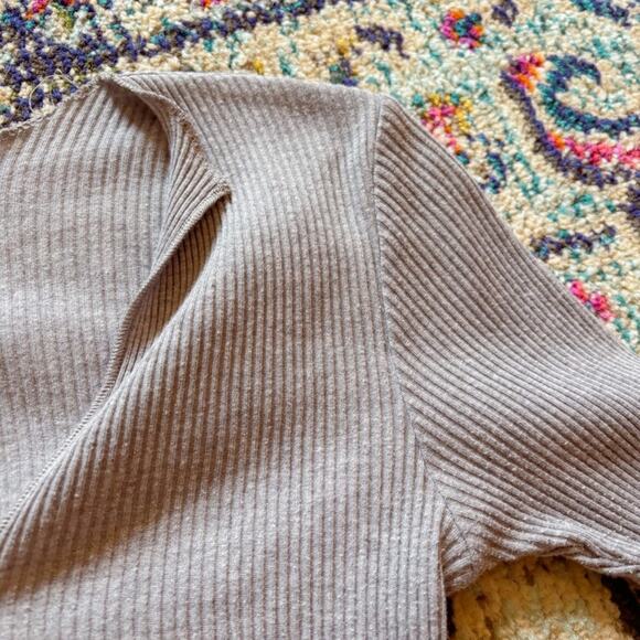 BDG Notched Grey Long Sleeve Stretchy Crop Top 🩶 - Picture 4 of 4